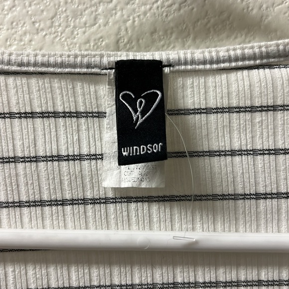 Windsor Wrap on it crop top - Picture 4 of 4